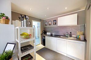 Kjøleskap, ovn, kokeplater og oppvaskmaskin