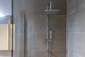 Een douche, een haardroger, handdoeken, zeep