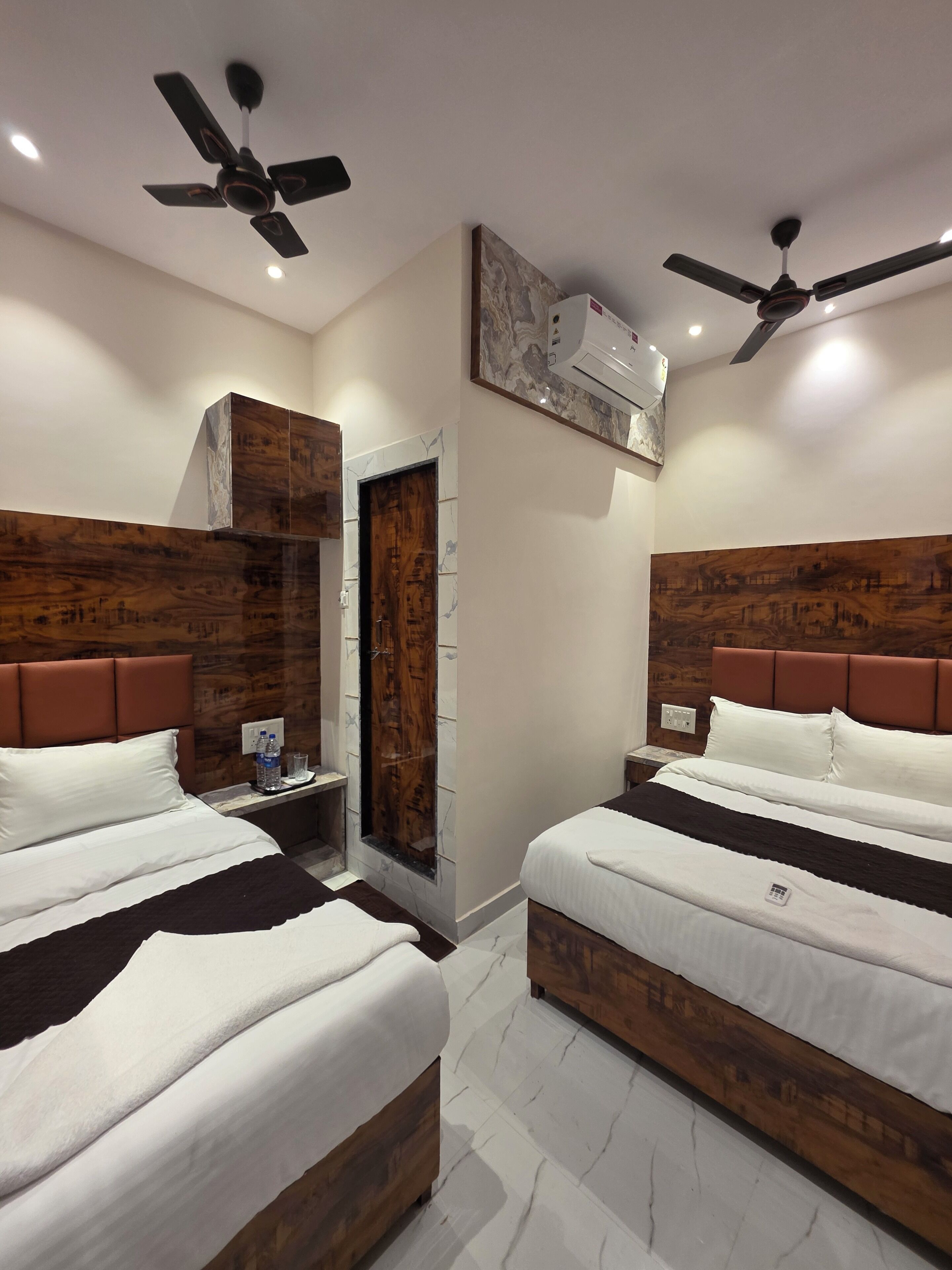 Deluxe Triple Room | Desk, laptop workspace, free WiFi, bed sheets