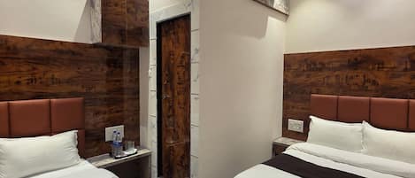 Deluxe Triple Room | Desk, laptop workspace, free WiFi, bed sheets