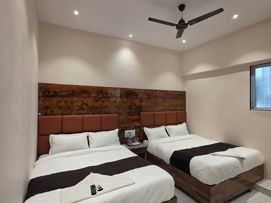 Deluxe Quadruple Room | Desk, laptop workspace, free WiFi, bed sheets