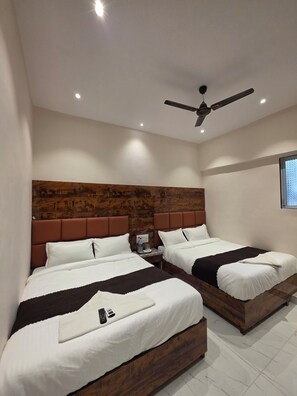 ห้องดีลักซ์สำหรับสี่ท่าน | โต๊ะทำงาน, พื้นที่ทำงานแบบใช้แล็ปท็อป, Wi-Fi ฟรี, ผ้าปูที่นอน