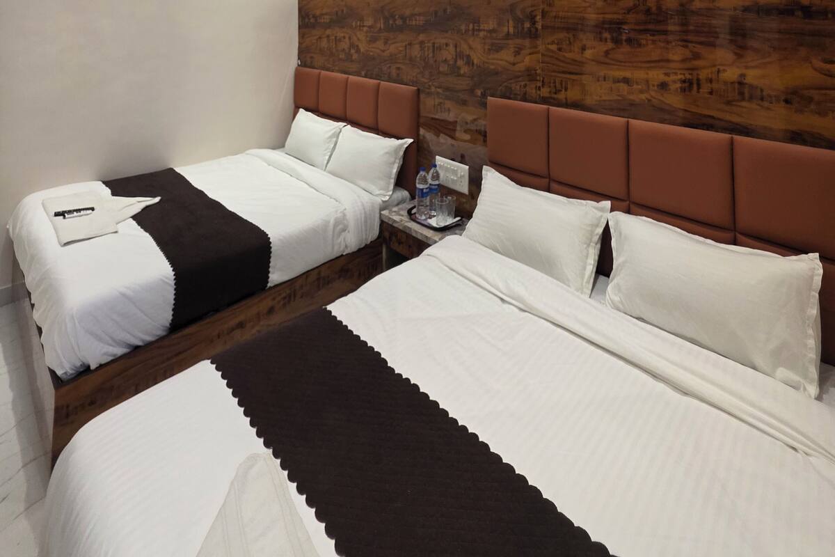 Deluxe-Vierbettzimmer | Schreibtisch, laptopgeeigneter Arbeitsplatz, kostenloses WLAN