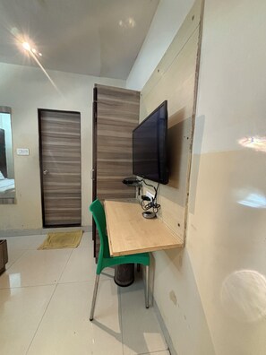 Bureau, espace de travail pour ordinateur portable, Wi-Fi gratuit