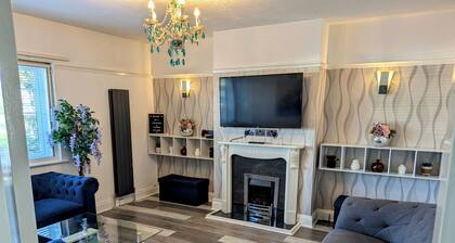 Art Deco 5-bedroom house with WiFi in Weston-super-Mare Close to Beach & Town