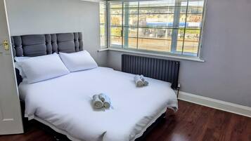 5 bedrooms, iron/ironing board, WiFi, bed sheets