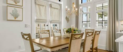 Ferienhaus, eingeschränkter Meerblick | Essbereich im Zimmer