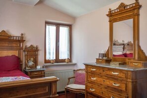4 bedrooms, desk, iron/ironing board, travel cot
