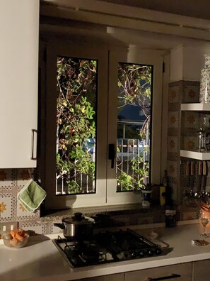 Refrigerador, microondas, horno y parrilla de estufa