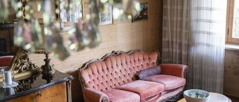 Smart TV, caminetto, libri