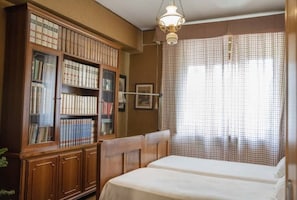 4 Schlafzimmer, Schreibtisch, Reisekinderbett, WLAN