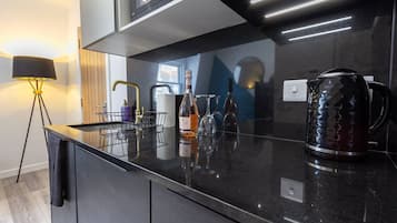 Kjøleskap, mikrobølgeovn, ovn og kokeplater