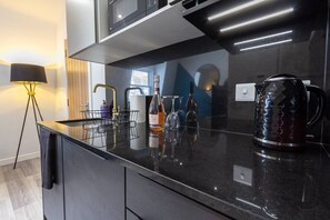 Refrigerador, microondas, placa de cocina, tostadora