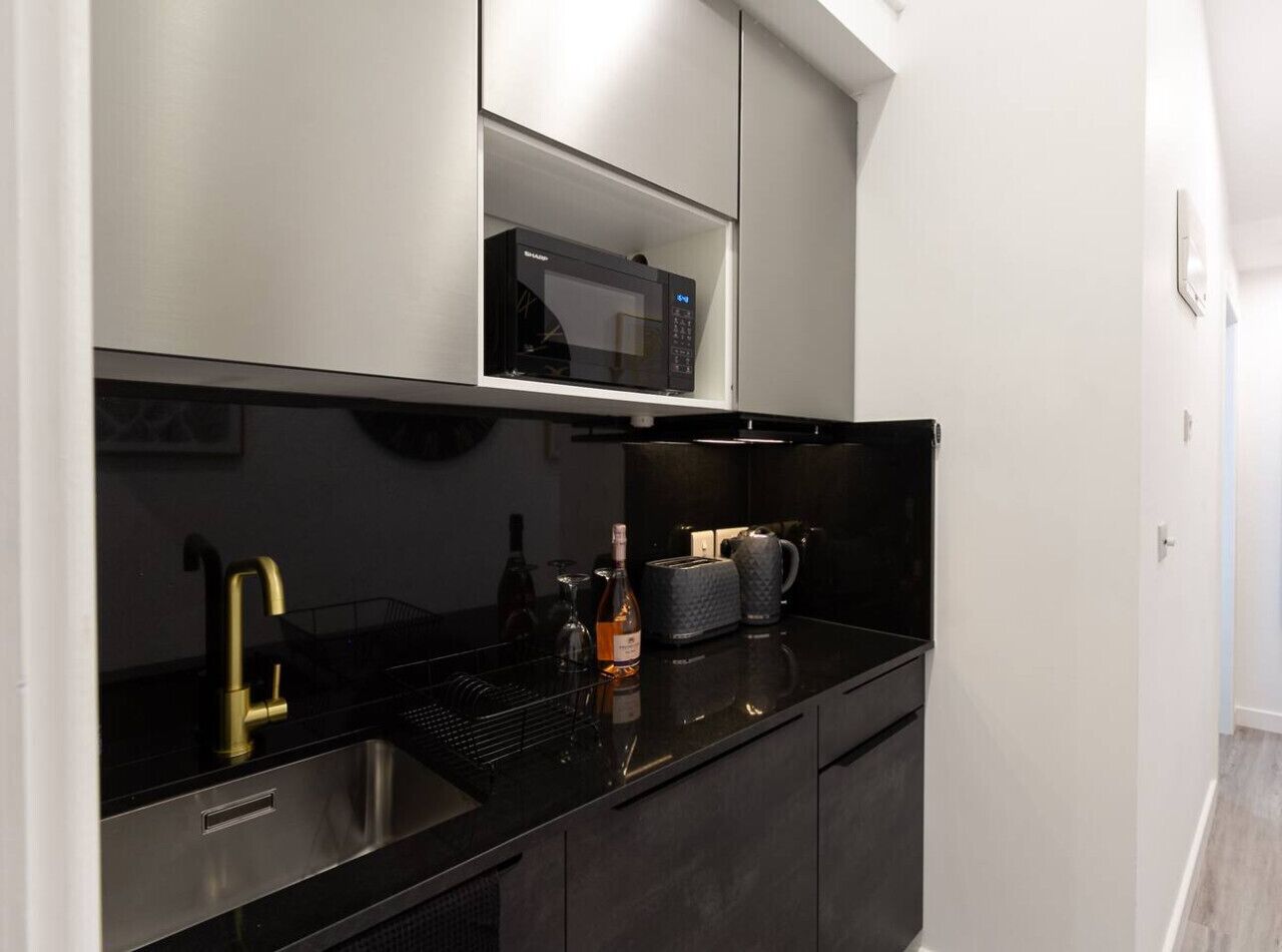 Réfrigérateur, micro-ondes, plaque de cuisson, bouilloire électrique