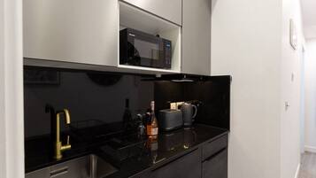 Réfrigérateur, micro-ondes, plaque de cuisson, bouilloire électrique