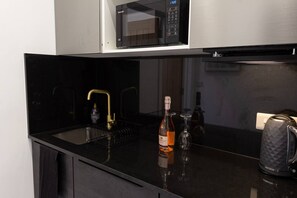 Refrigerador, microondas, placa de cocina, tostadora