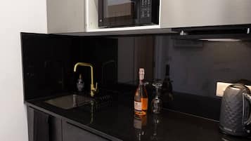 Kühlschrank, Mikrowelle, Herdplatte, Toaster