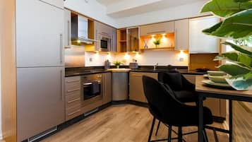 Réfrigérateur, micro-ondes, four, plaque de cuisson