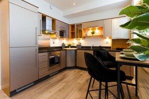 Refrigerador, microondas, horno, placa de cocina
