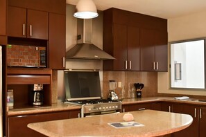 Family Σπίτι, Αίθριο, Θέα στον Κήπο | Ιδιωτική κουζίνα