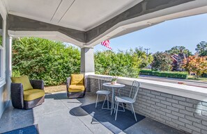 Lobby sitting area - Blue Hideaway (Memphis)