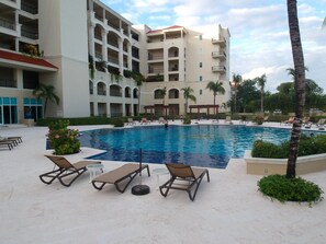A heated pool - 403 Landmark Resort Cozumel luxury beachfront condo, oceanview, snorkel paradise (Cozumel)