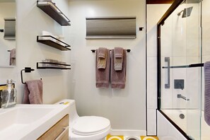 Secador de cabelo, toalhas de banho