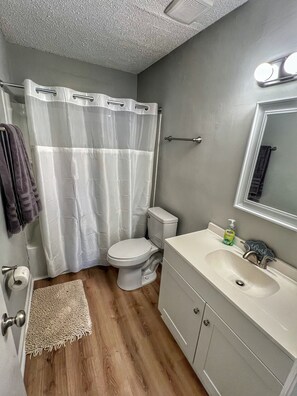 Sèche-cheveux, serviettes fournies, savon, shampoing