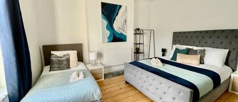 2 室のベッドルーム、デスク、アイロン / アイロン台、インターネット