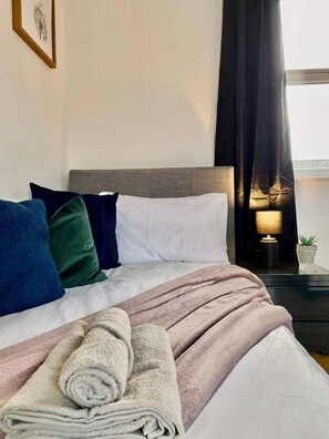 2 bedrooms, desk, iron/ironing board, Internet