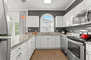 Kylskåp, mikrovågsugn, ugn och spishäll