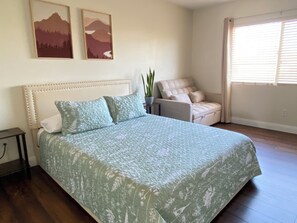 4 bedrooms, iron/ironing board, travel crib, free WiFi - Enjoy San Diego! Less than 5-min drive to Sesame Place and NICU Amphitheater! (San Diego)