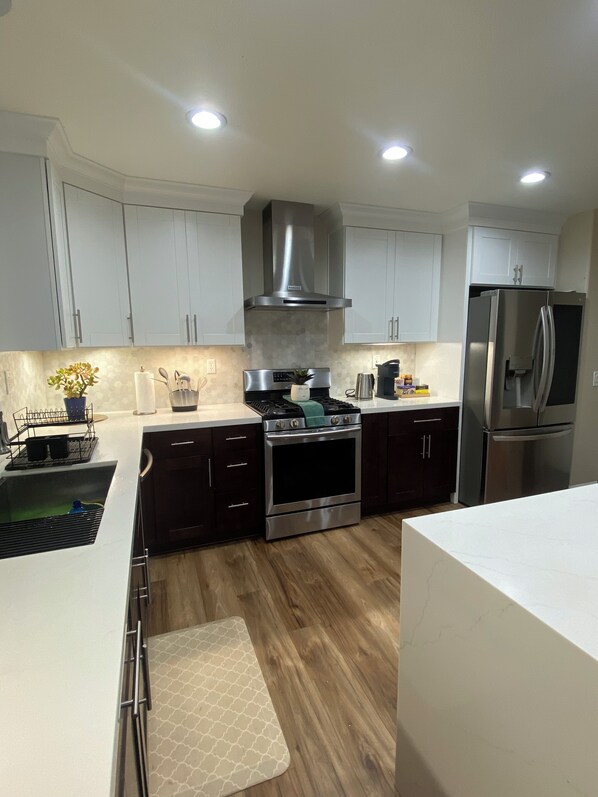 ثلاجة، ميكروويف، فرن، موقد طهي مسطح