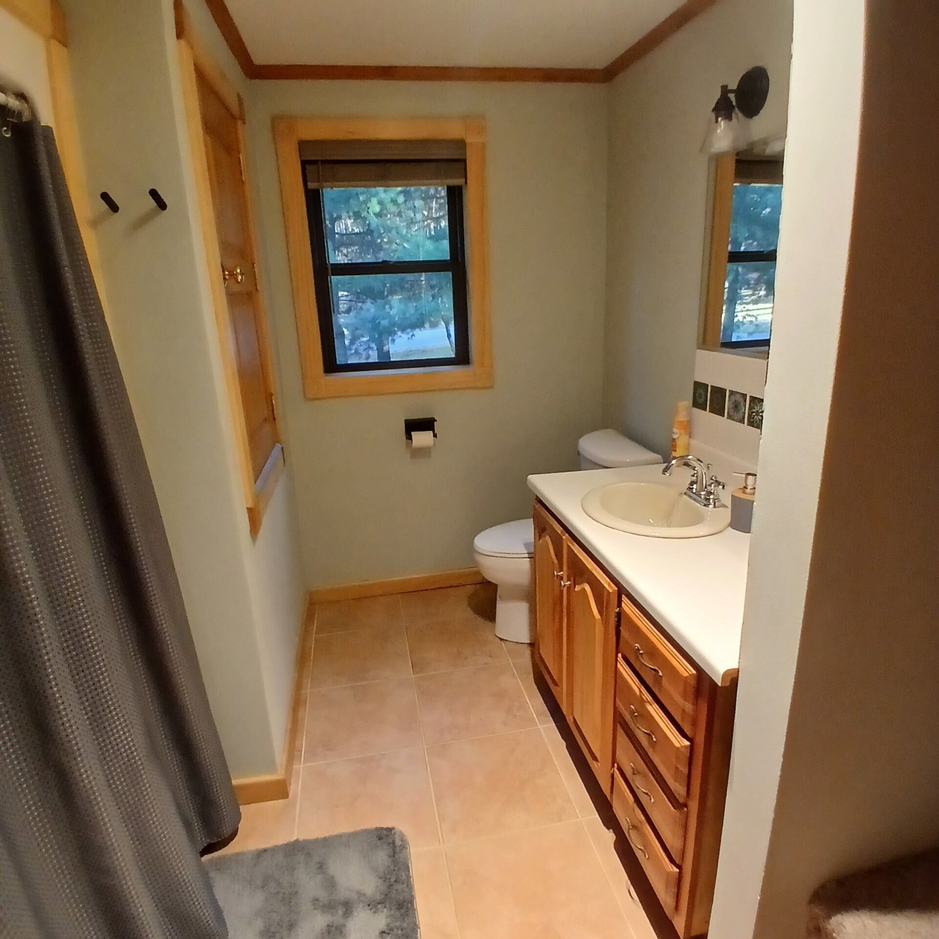 Een haardroger, handdoeken, zeep, shampoo