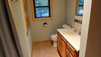 Een haardroger, handdoeken, zeep, shampoo