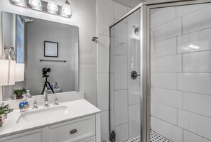 Bathroom - The Rolling Stone Near Downtown (Memphis)
