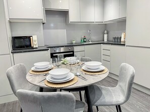 Køleskab, mikrobølgeovn, ovn, kogeplade