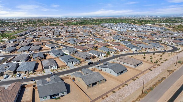 Un barrio residencial con casas dispuestas en un diseño cuadriculado, que incluye una avenida central y calles aledañas.