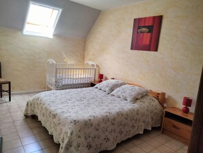 2 chambres, bureau, fer et planche à repasser, draps fournis