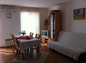 32 インチの薄型テレビ (ケーブル放送視聴可)