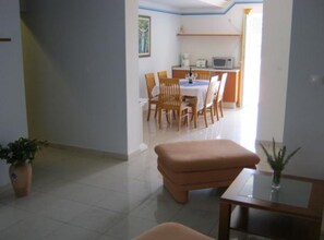 Appartement (One Bedroom Apartment with Balcony) | Woonkamer | Een 32-inch flatscreentelevisie met kabelzenders