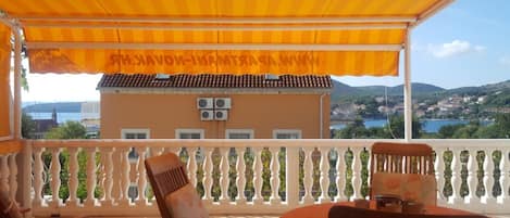 Apartment (One Bedroom Apartment with Balcony) | Dining room