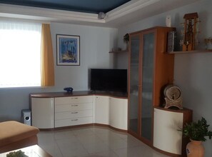 Căn hộ (One Bedroom Apartment with Balcony) | Phòng khách | TV màn hình phẳng 32-inch có truyền hình cáp 
