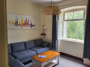 Apartment (Four bedroom apartment) | Wohnzimmer | 32-Zoll-Flachbildfernseher mit Digitalempfang