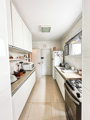 Een koelkast, een magnetron, een oven, een kookplaat