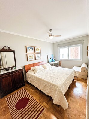 3 slaapkamers, een strijkplank/strijkijzer, gratis wifi, beddengoed