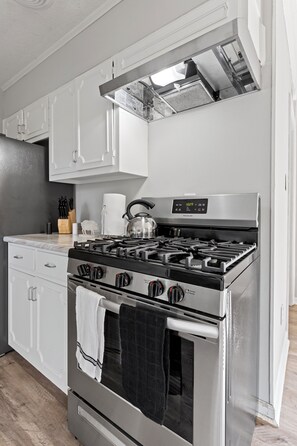 Private kitchen - Welcome to Woodbridge (Montgomery)