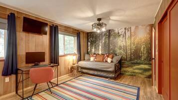 2 habitaciones, escritorio y tabla de planchar con plancha