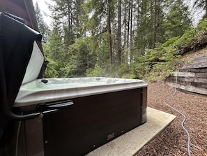Outdoor spa tub - Hiker's Retreat, NEW Hot Tub & FirePit, EV Charger (Hoodsport)