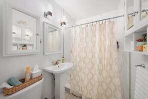 Douche, sĂšche-cheveux, serviettes fournies, savon